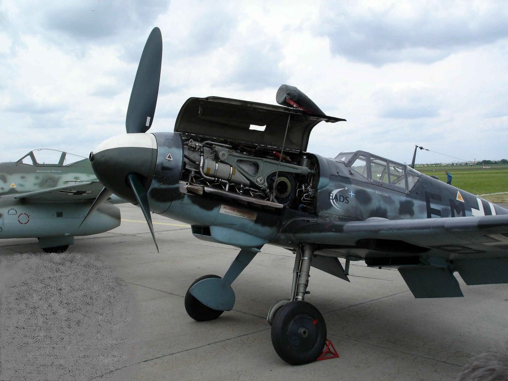 Me-109, mit ca 34.500 Stck das meistgebaute Jagdflugzeug der Geschichte, von der Firma Messerschmitt in Deutschland, Erstflug 1935, gesehen zur ILA 2006 in Berlin, hier mit geffnerer Motorhaube,
