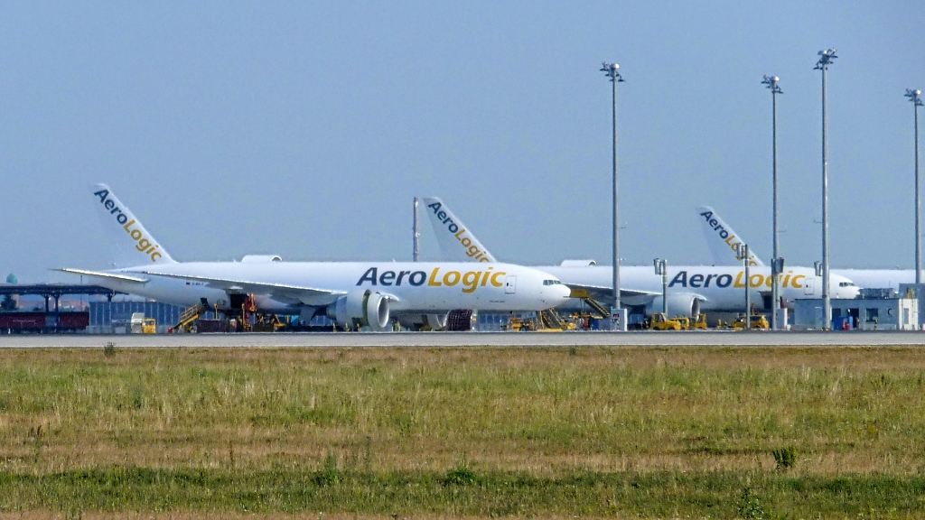 Mehrere Boeing 777 Freighter der AeroLogic stehen etwas abseits aufgereiht in Leipzig.