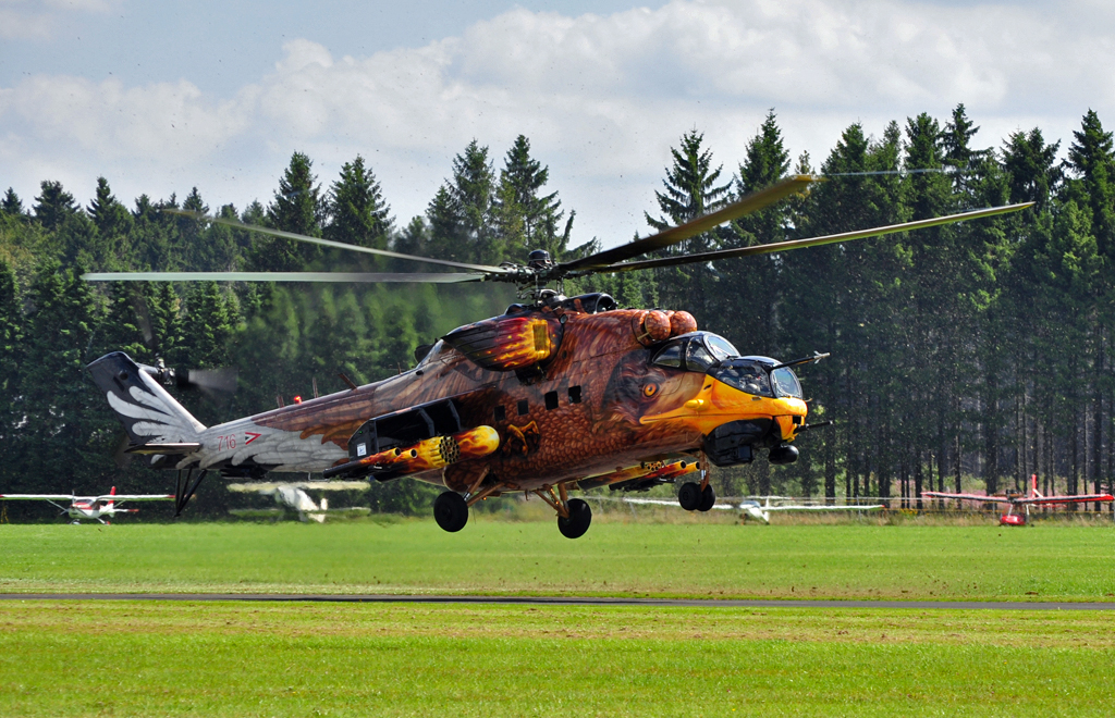 Mi-24 der ungarischen Luftwaffe kurz vor dem Aufsetzen am Flugtag in Breitscheid - 21.08.2010