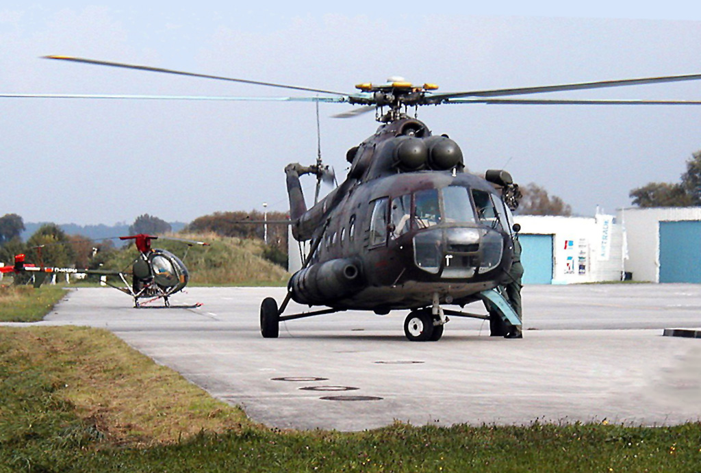 Mi8 MT der Croatia Air Force kurz nach dem Einkuppeln. Im Hintergrund ein Hughes 300 C (D-HSPM). Flugplatz Eggenfelden (EDME) Sommer 2002