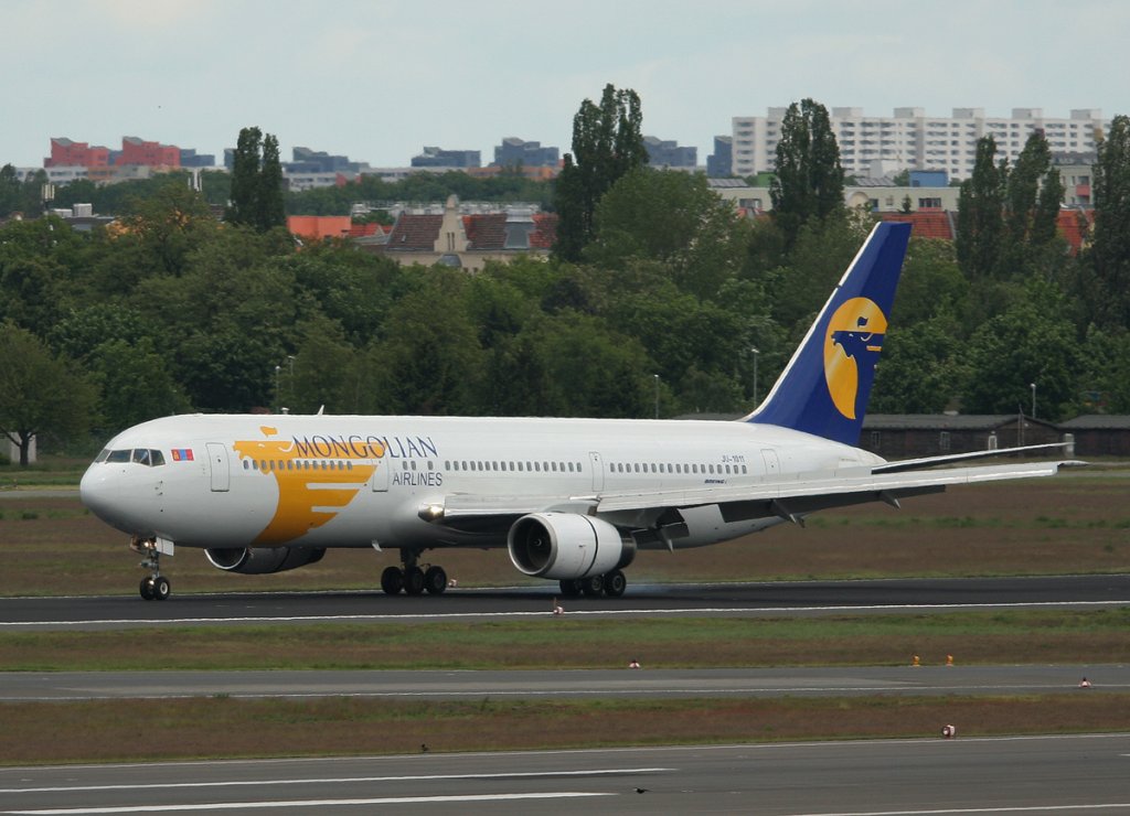 MIAT B 767-3WO(ER) JU-1011 nach der Landung in Berlin-Tegel am 17.05.2012