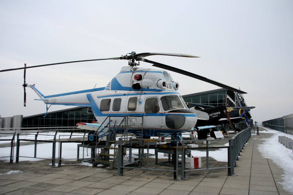 Mil Mi-2 in der Ausstellung auf der Besucherterrasse des Flughafens Stuttgart am 10.03.2010