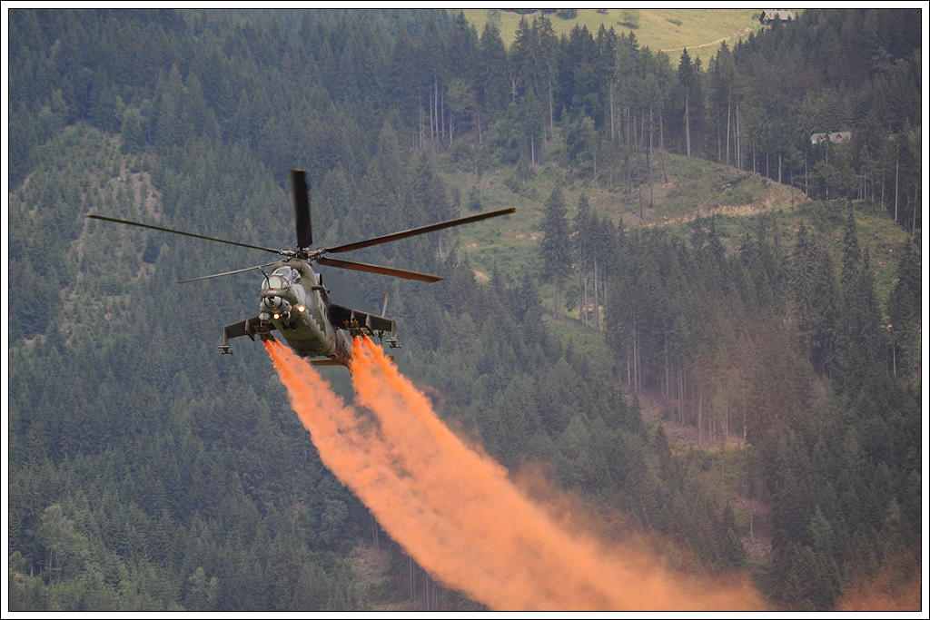 Mil Mi-24 - „Fliegender Schtzenpanzer“, „Krokodil“ (aufgrund von Profil und Tarnfarbe), „Glas“ (wegen der groflchigen Cockpitverglasung) oder „Hirschkuh“ (laut NATO-Code) Airpower 2011 Zeltweg/Steiermark/sterreich am 1.7.2011