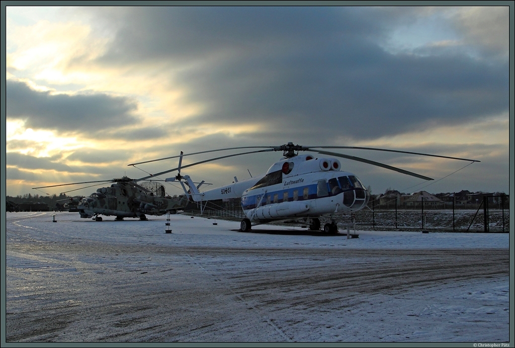 Mil Mi-8S Hip-C 9351 der Luftwaffe und  Mil Mi-24D 5211 der NVA im Luftwaffenmuseum der Bundeswehr in Berlin-Gatow. (19.01.2013)