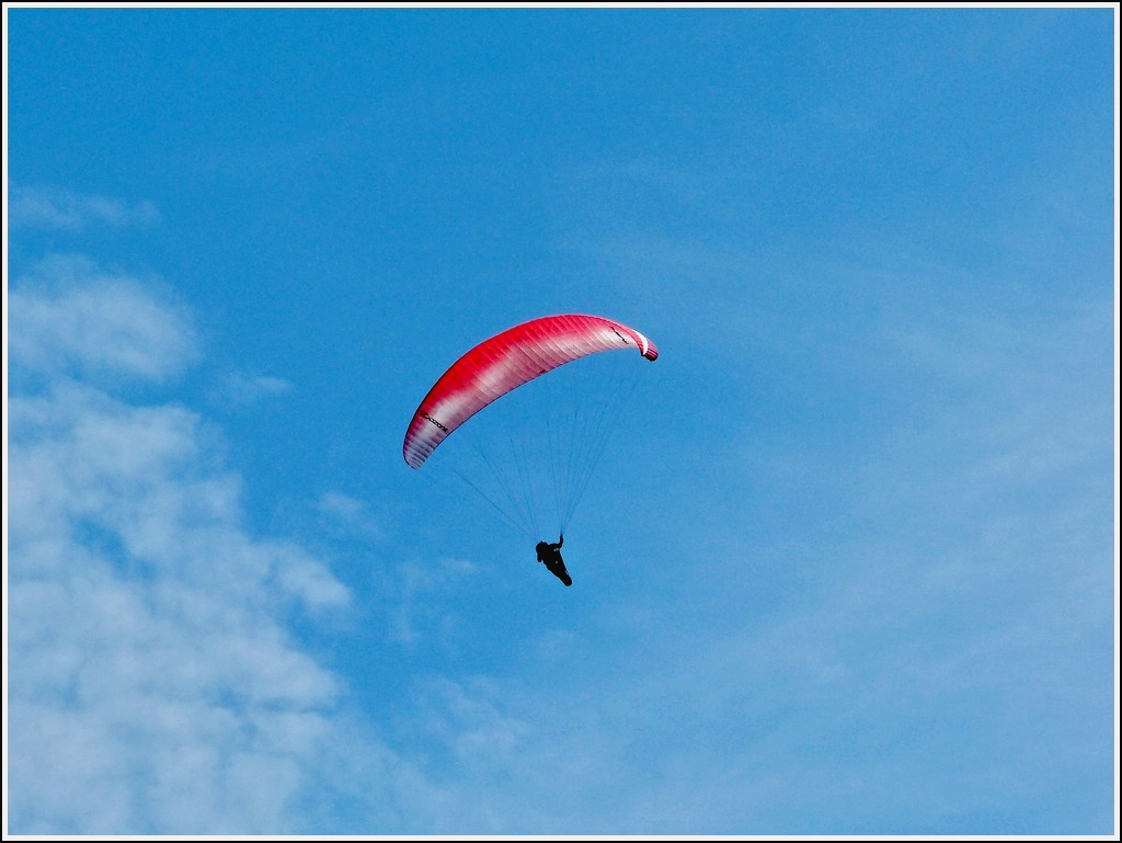 Mit dem Gleitschirm hoch ber der Spitze  des Riggis habe ich diesen Gleitschirmflieger fotografiert. 24.05.2012