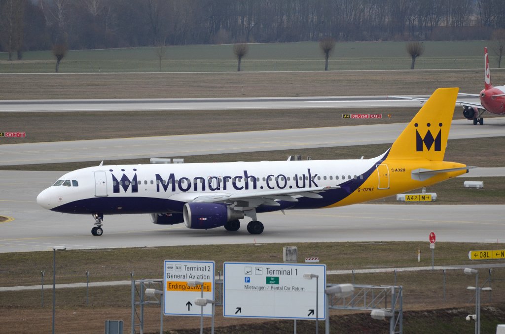 Monarch Airlines Airbus A320 G-OZBY beim rollen zum Start in Mnchen am 08.04.13