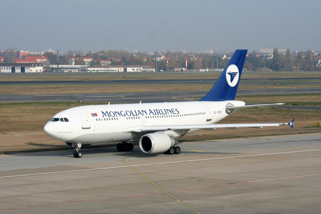 Mongolian Airlines A 310-304 JU-1010  Chinggis Khaan  bei der Ankunft auf dem Flughafen Berlin-Tegel am 01.11.2009