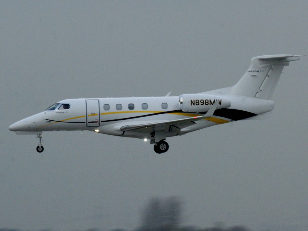 N898MW, Embraer Phenom 300, 13.11.2011, DUS-EDDL, Dsseldorf, Germany 