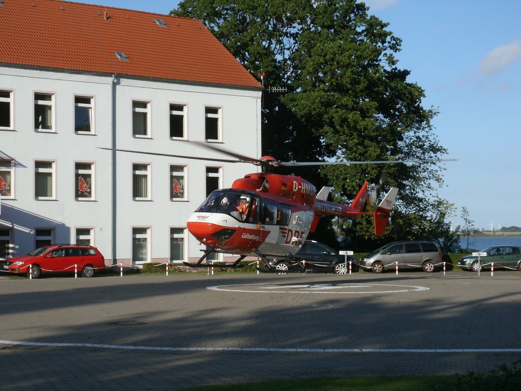 Nach der Ablieferung eines Patienten in das Stralsunder Klinikum Am Sund ging es fr den Eurocopter BK 117,am 03.September 2012,zurck in die Heimatbasis nach Greifswald.