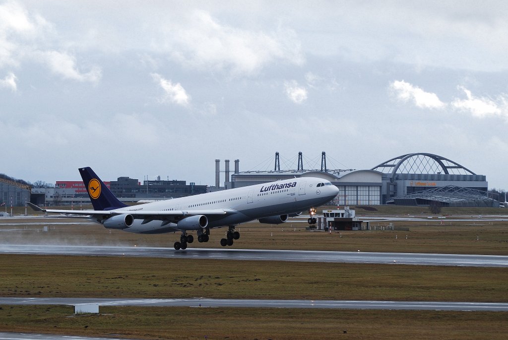 Nach einem aufenthalt bei Lufthansa Technik verlässt der Airbus A340-300 D-AIGV Dinslaken Hamburg am 14.03.10