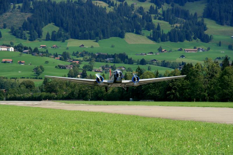 Nach kurzer Beschleunigung hebt die Die Ju-52 HB-HOT der Schweizer JU-Air ab. Saanen, 11.09.2011