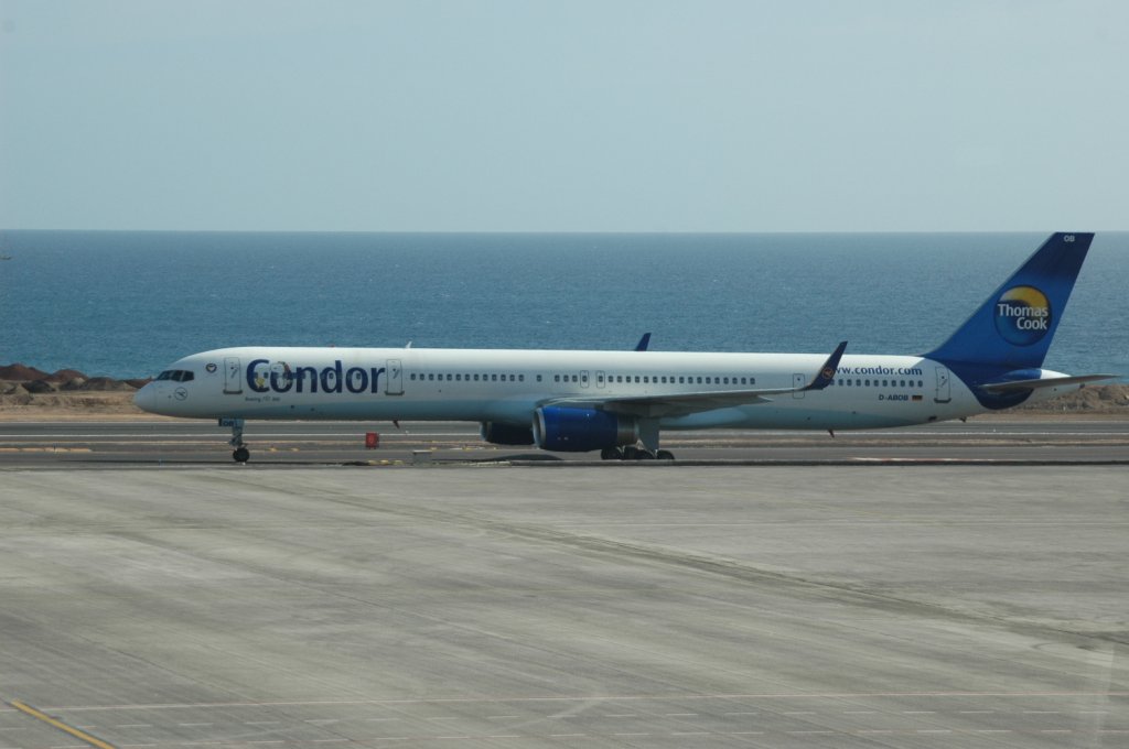 Nach der Landung am 21.12.2010 rollt die die  D-ABOL Condor 757-300 von Thomas Cook zur Parkposition am Airport in Arrecife/Lanzarote.