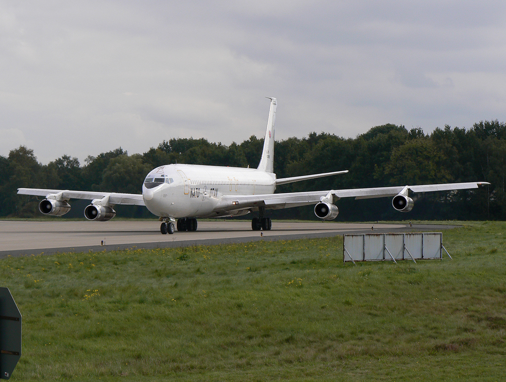 NATO B-707 TCA LX-N 20199 auf dem Taxiway zur 09 in GKE / ETNG / Geilenkirchen am 28.09.2007