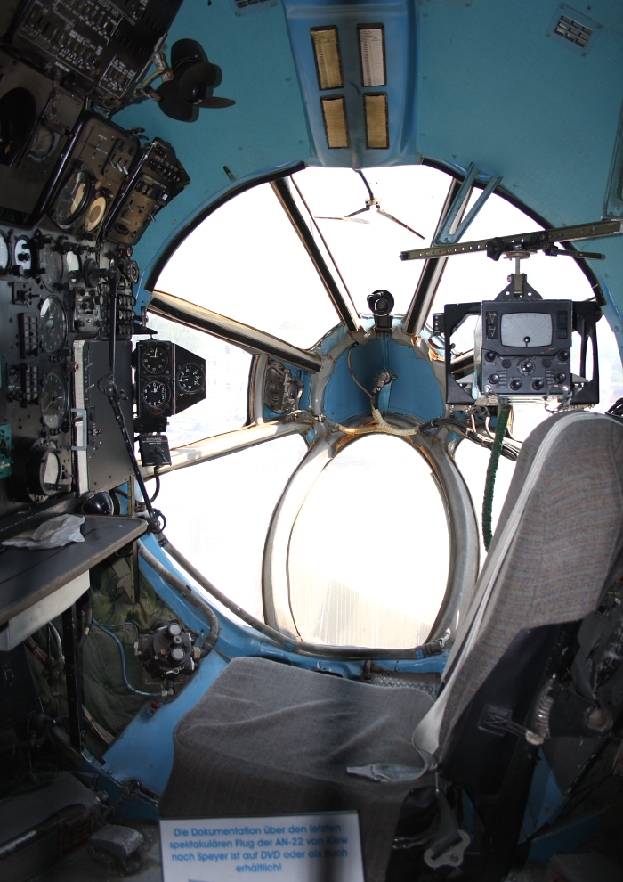 Navigator-Kanzel
Antonov Design Bureau 
Antonov AN-22 
UR-64460
Speyer, Technik Museum, Germany
25.04.11