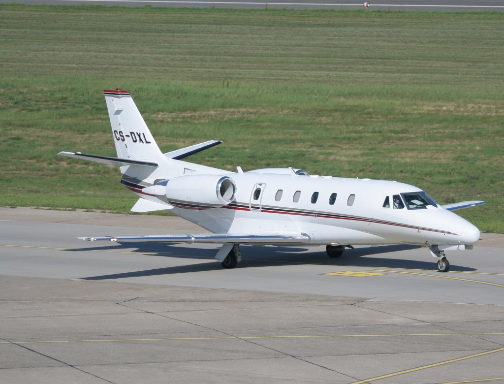 NetJets Europe Cessna 560XLS Ciatition XLS CS-DXL auf dem Weg zum Start in Berlin-Tegel am 22.08.2010