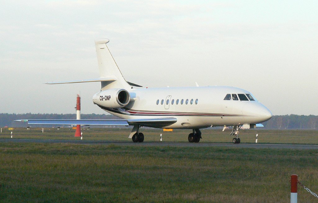 Netjets Europe Dassault Falcon 2000 CS-DNP am frhen Morgen des 21.11.2009 auf dem Flughafen Berlin-Tegel