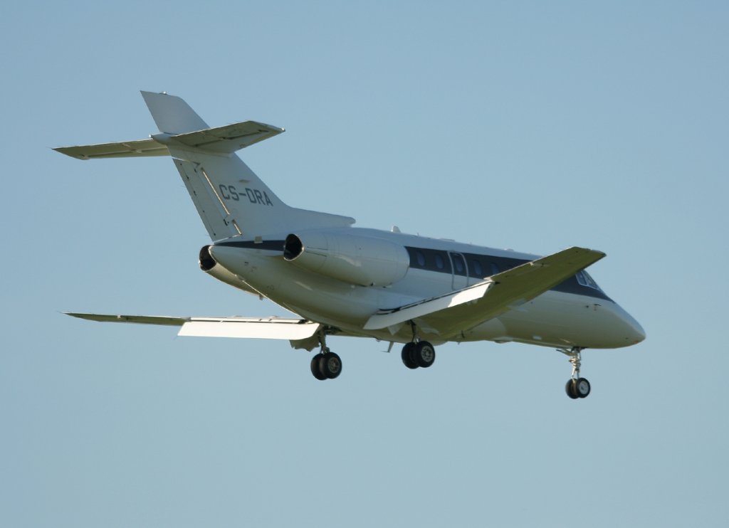 NetJets Europe Hawker 800XP CS-DRA kurz vor der Landung in Berlin-Tegel am 24.09.2011