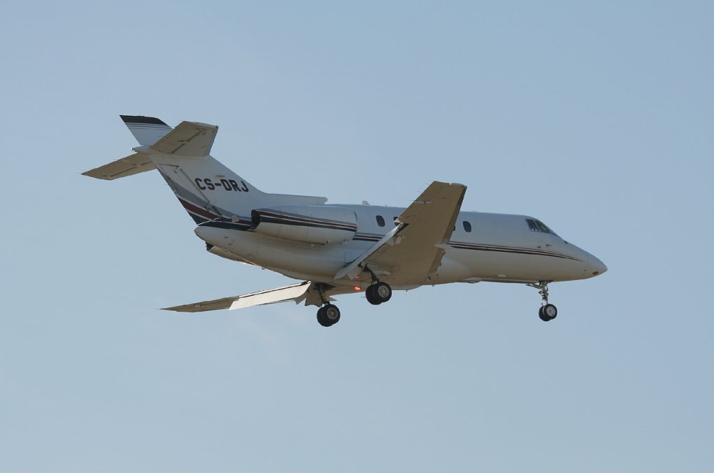 NetJets Europe Hawker 800XP CS-DRJ kurz vor der Landung in Berlin-Tegel am 09.03.2012