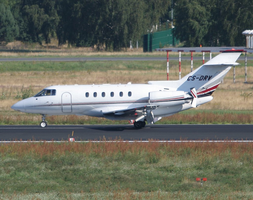 NetJets Europe Hawker 800XPI CS-DRV nach der Landung in Berlin-Tegel am 22.08.2010 