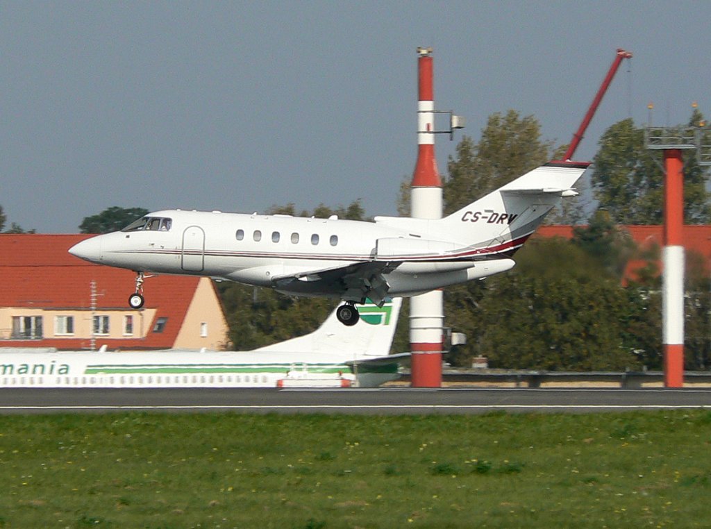 NetJets Europe Hawker 800XPi CS-DRV kurz vor der Landung in Berlin-Tegel am 04.10.2011
