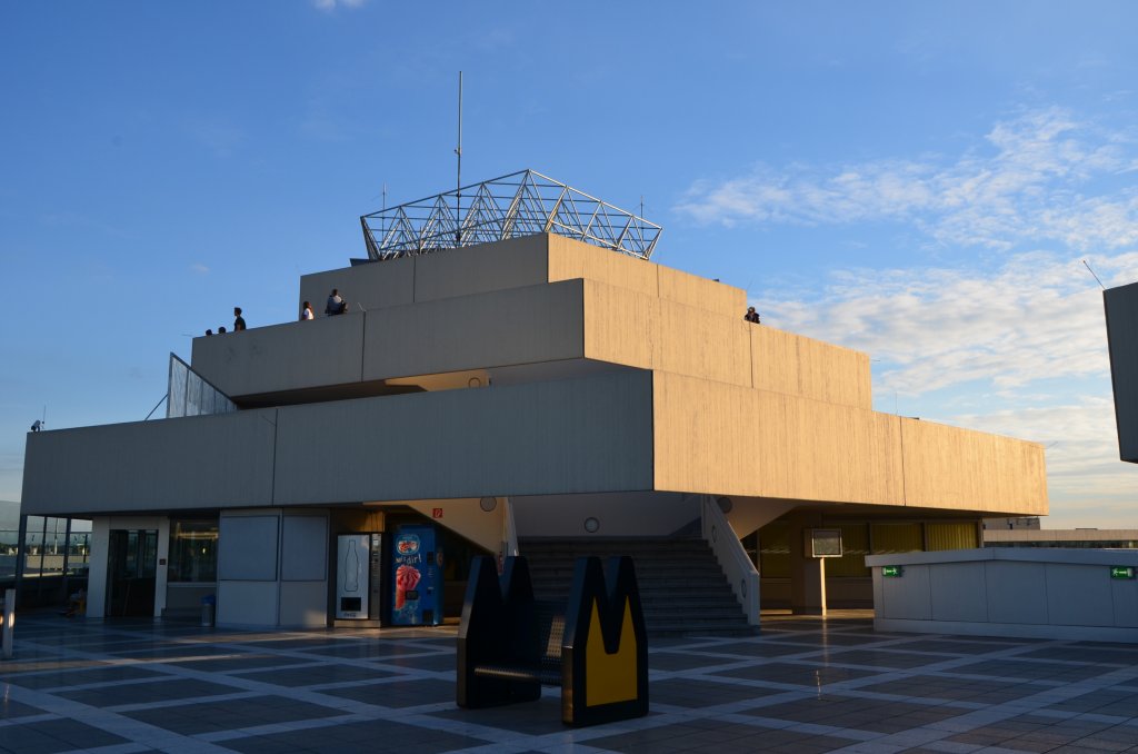 Neu erffnete Besucherplattform auf dem Flughafen Kln/Bonn. Von hier hat man eine gute bersicht auf den nordstlichen Teil des Flughafengelndes und eine gute Fotoposition fr landende Flugzeuge aus Richtung Westen. (Aufnahme vom 27.08.2012).