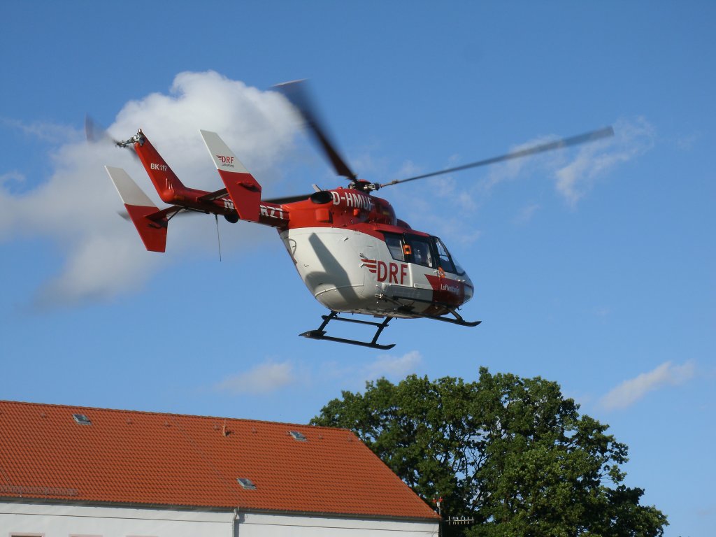 Noch hatte der Eurocopter BK 117 nachdem Start vom Klinikum in Stralsund,am 03.September 2012, seine Flughhe noch nicht erreicht.