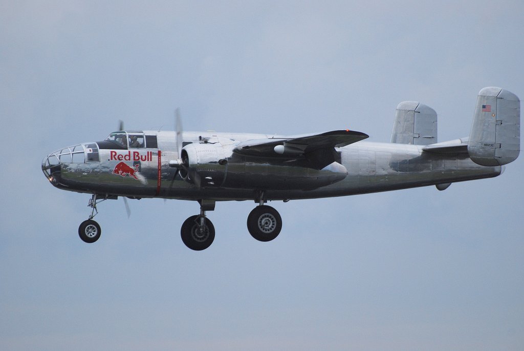North American B-25 Mitchell im Anflug auf Berlin-Schnefeld auf der ILA am 12.06.10