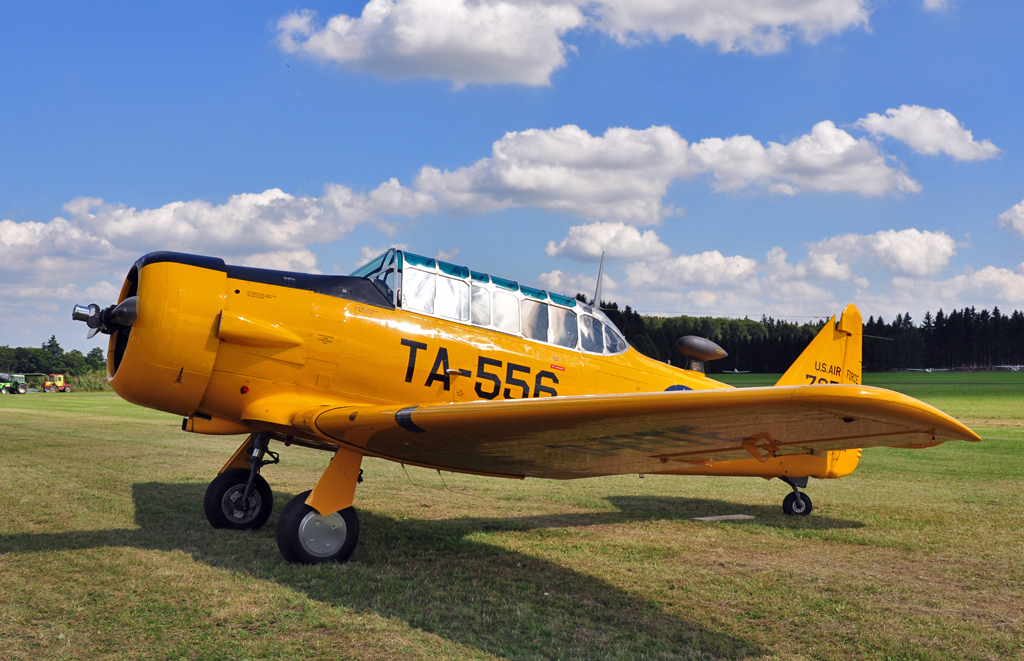 North American T-6 in der Lackierung USAF-Trainer TA-556. Verkehrszulassung in Deutschland unter dem Kennzeichen: D-FITE. 
Flugtag in Breitscheid 21.08.2010