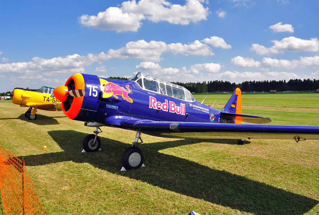 North American T 6 in Red Bull-Lackierung, im Hintergrund in Trainerlackierung USAF - Breitscheid 21.08.2010
