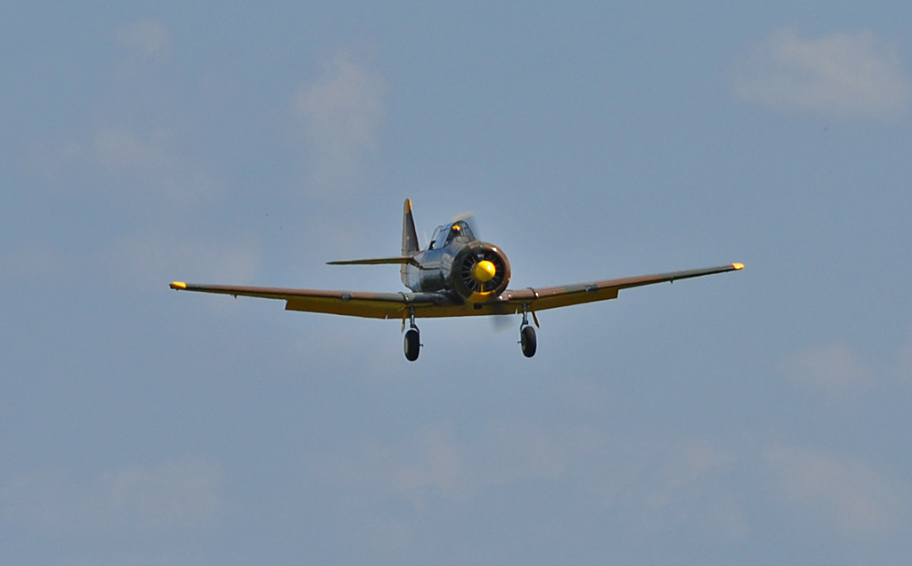 North American T 6  Texan  beim Anflug auf Breitscheid - 21.08.2010
