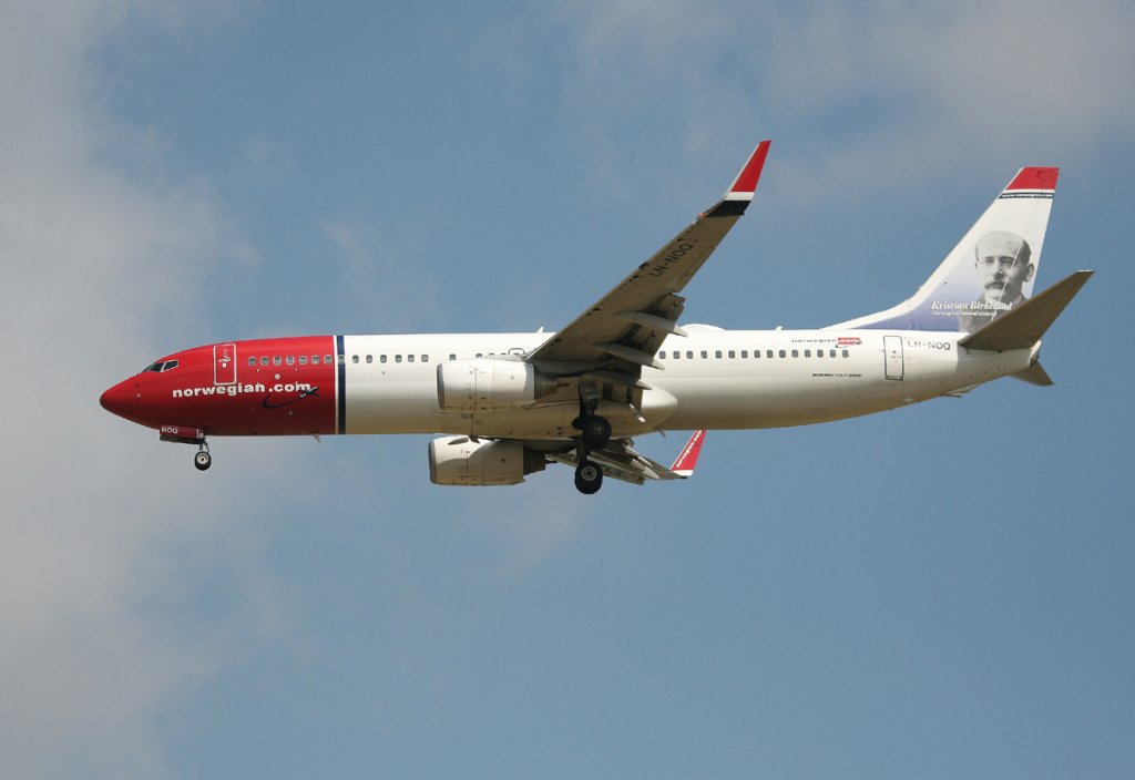 Norwegian Air Shuttle B 737-86N LN-NOQ bei der Landung in Berlin-Schnefeld am 10.07.2012