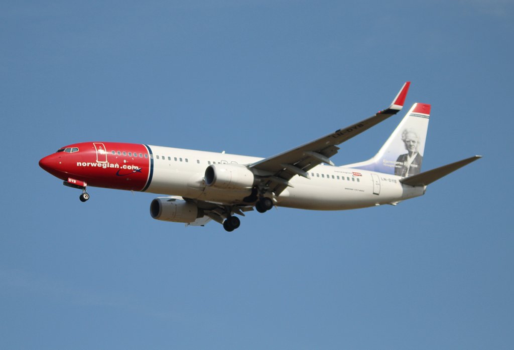 Norwegian Air Shuttle B 737-8JP LN-DYB bei der Landung in Berlin-Schnefeld am 10.09.2012