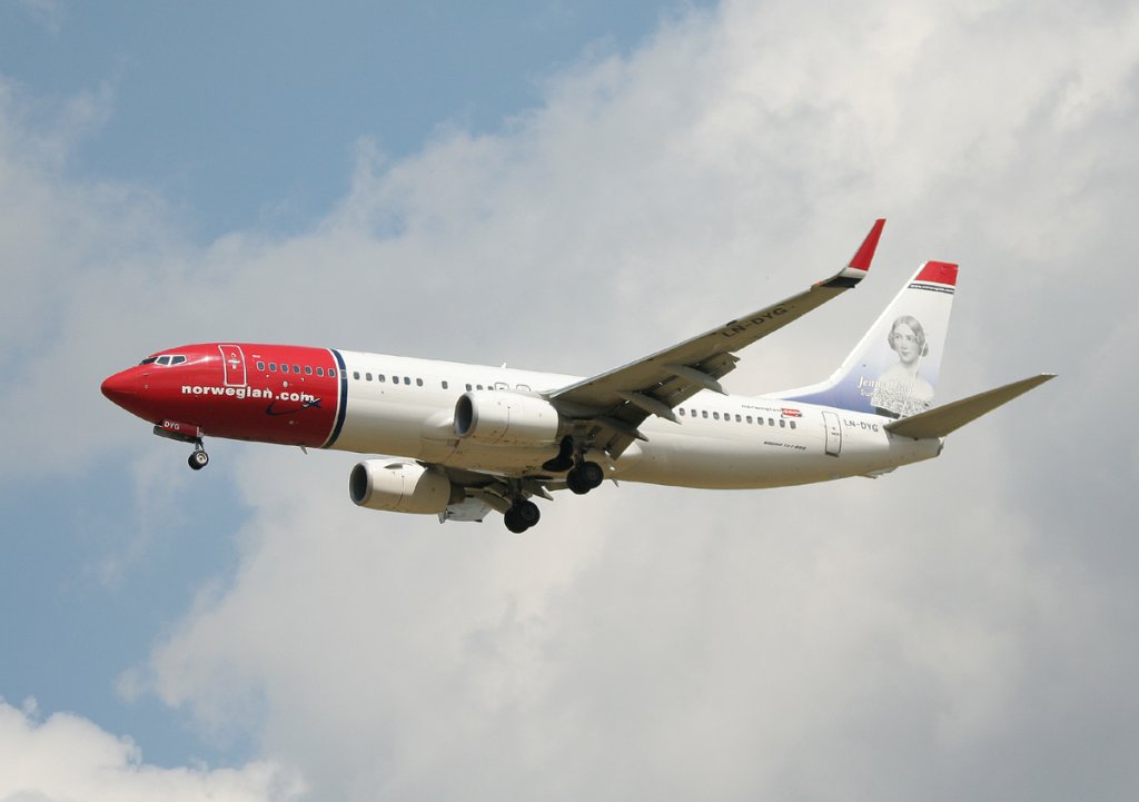 Norwegian Air Shuttle B 737-8JP LN-DYG bei der Landung in Berlin-Schnefeld am 10.07.2012