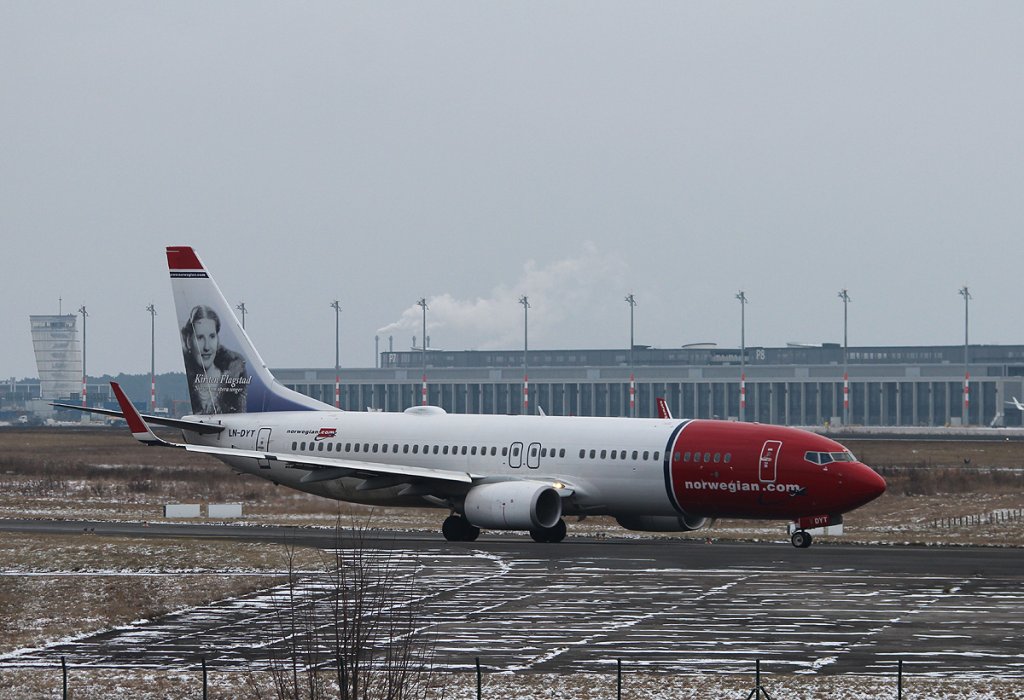 Norwegian Air Shuttle B 737-8JP LN-DYT auf dem Weg zum Start in Berlin-Schnefeld am 20.01.2013