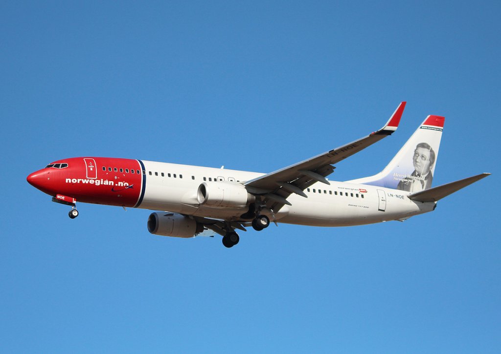 Norwegian Air Shuttle B 737-8Q8 LN-NOE bei der Landung in Berlin-Schnefeld am 13.10.2012