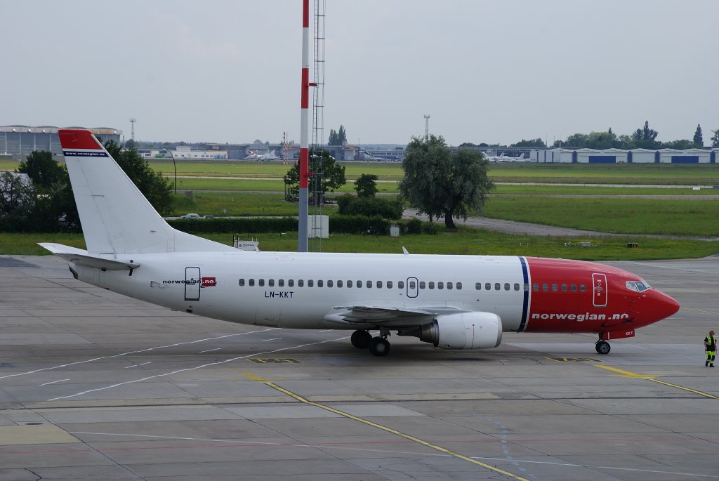 Norwegian Air Shuttle, Boeing 737-300, Kennung: LN-KKT auf dem Rollfeld in Berlin-Schnefeld am 02.07.2009