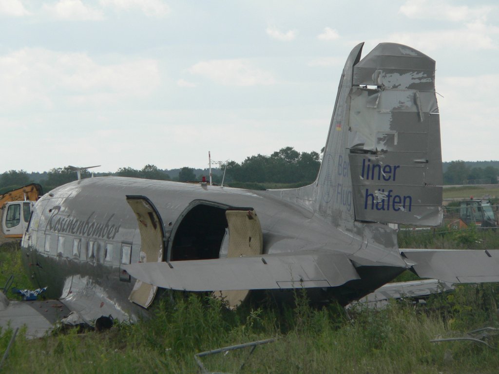 Notlandung in Schnefeld - relativ glimpflich ging die gestrige Notlandung des Rosinenbombers in Schnefeld aus. 7 Personen wurden dabei verletzt. Selchow (Schnefeld), 20.6.2010
