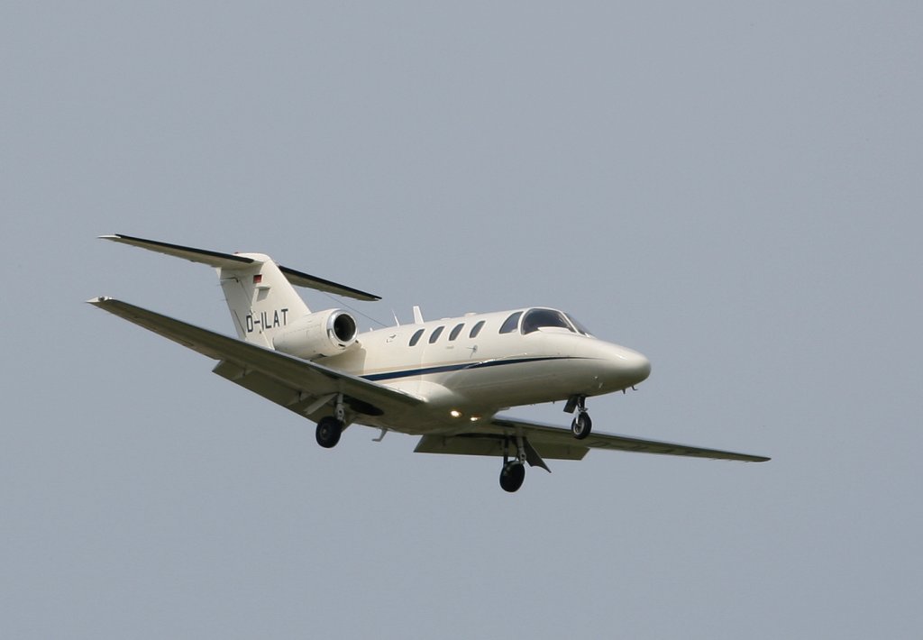 OBO Jet-Charter Cessna 525 Citaionjet D-ILAT im Landeanflug in Berlin-Schnefeld am 06.06.2010