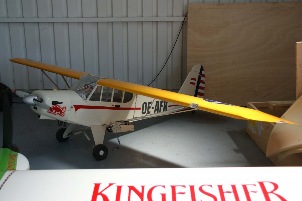 OE-AFK, Piper  PA-18-105 Super CuB  (The Flying Red Bulls), 40-Jahre Jubilums-Airmeeting des DMFV (Deutscher Modellflieger Verband) auf dem Flugplatz der Fa.  GROB AIRCRAFT  am 07.07.20