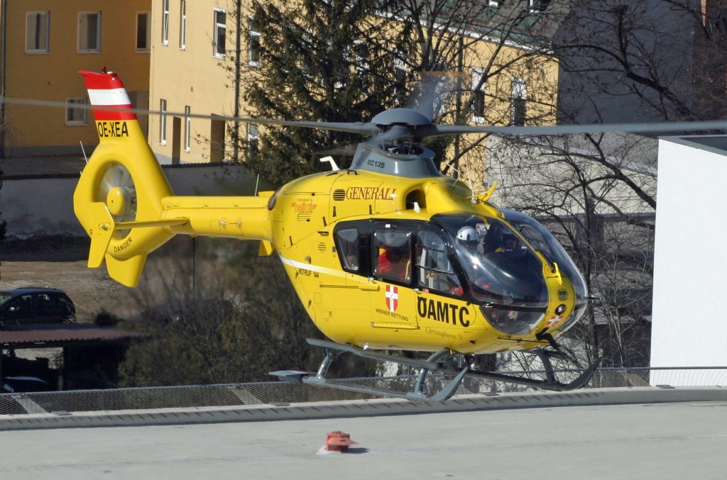 OE-XEA EC-135 T1 als  Christophorus 9  aus Wien,landet mit Patienten an Bord beim Krankenhaus Wr.Neustadt. 10.3.12