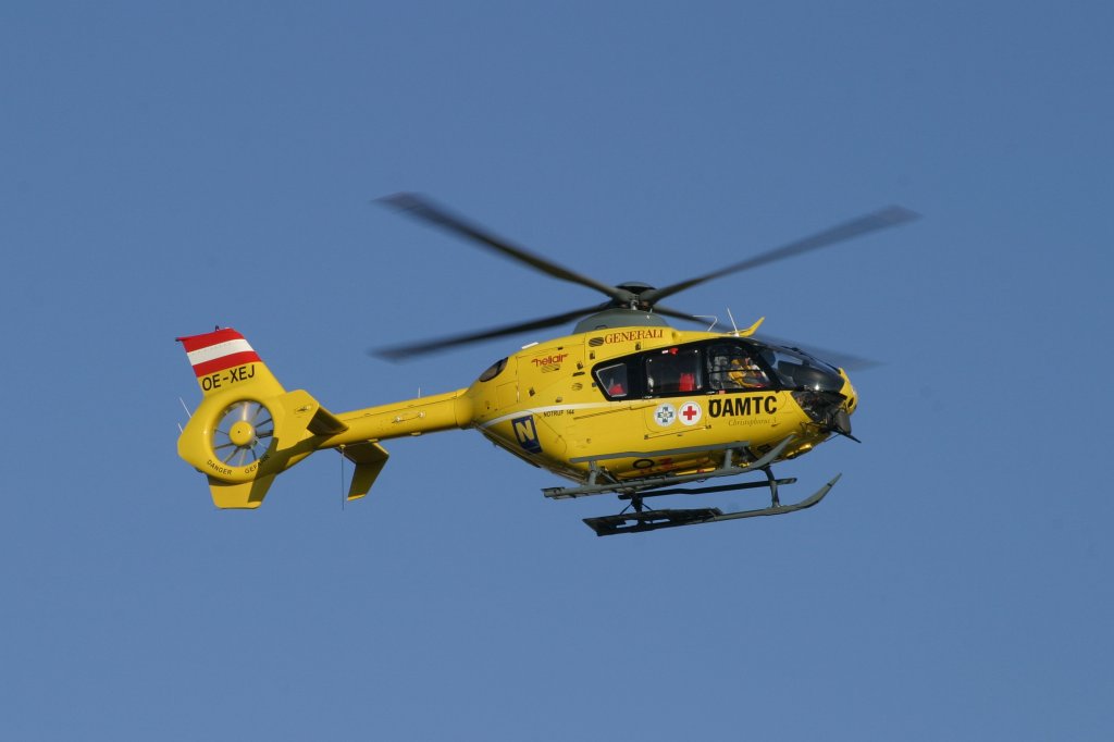 OE-XEJ EC-135 T2 als Christophorus 3 beim Abflug zu einen Einsatz nach Sigless in Wr.Neustadt am 30.12.12