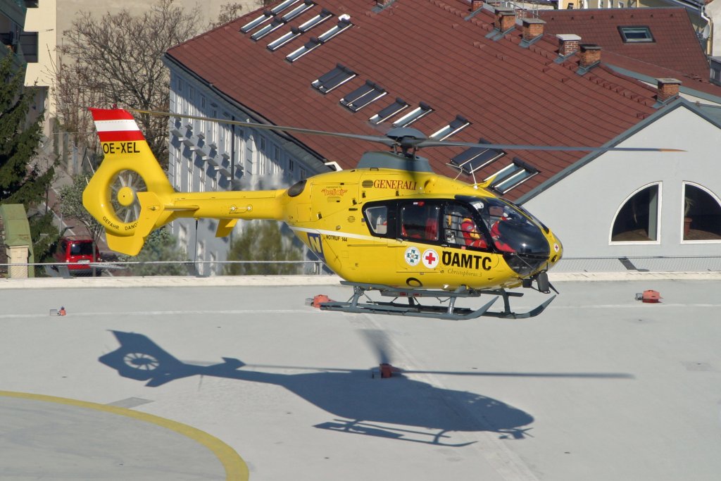 OE-XEL EC-135 T2 als Christophorus 3 beim Start nach der Patientenbergabe beim Krankenhaus Wr.Neustadt. 9.4.12