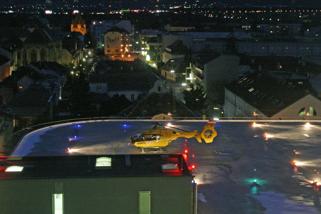 OE-XER EC-135 T2i AMTC Christophorus 3 bei der Patientenbergabe am KH Wr.Neustadt. Jnner 2012