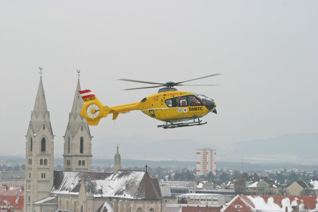 OE-XER  EC-135 T2i  AMTC Christophorus 3 von Nickelsdorf kommend, vor dem Wr.Neustdter Dom.  AKH 7.2.12