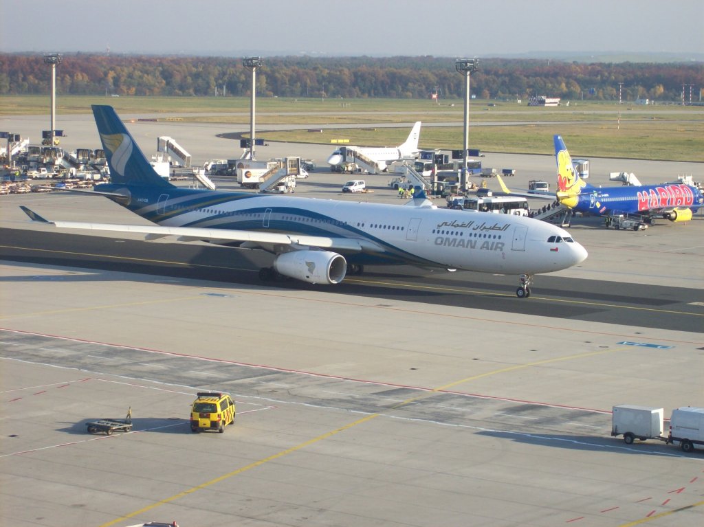 Oman air
Typ:Airbus A330 200
Flughafen:Frankfurt Main EDDF
Kennung:A40-DB
Datum:15.9.2011

