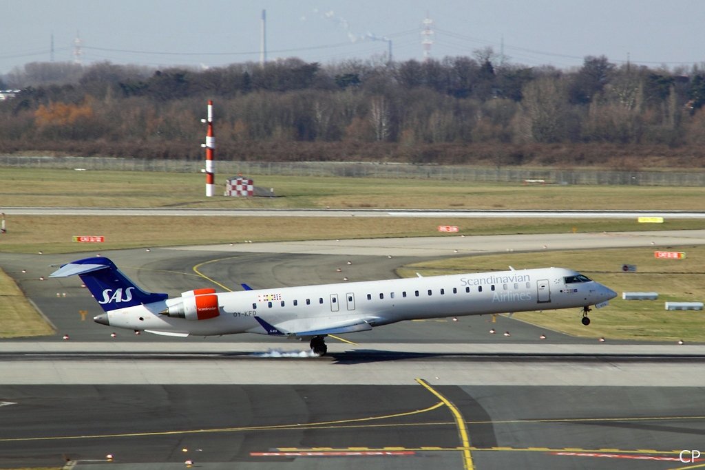 OY-KFD (CRJ-900) der SAS setzt in Dsseldorf auf. (9.3.2010)