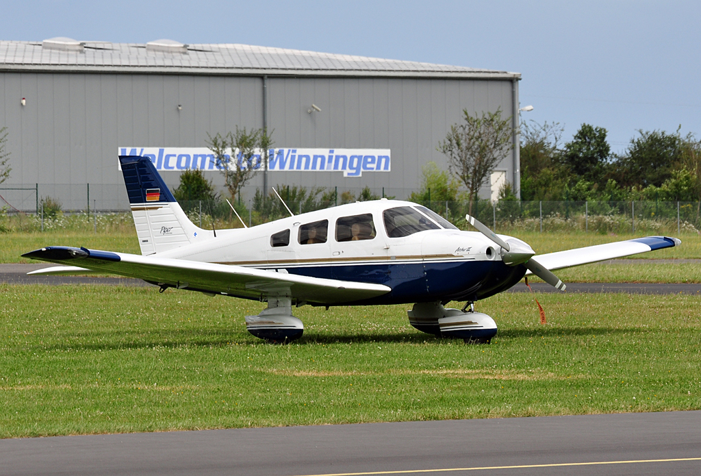 PA 28-181 Archer III D-EPEP in Koblenz-Winningen - 04.08.2012