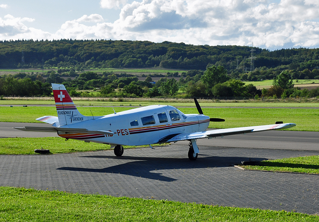 PA 32R-301 Saratoga SP, HB-PES, auf dem Flugplatz Koblenz-Winningen - 05.09.2011