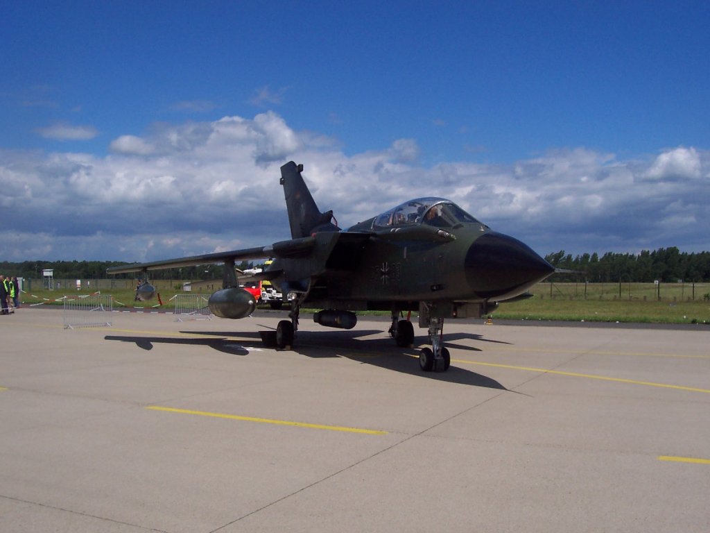 Panavia Pa-200 Tornado IDS - 45+83 - Jagdbombergeschwader 31

aufgenommen am 17. Juni 2007 whrend des Tag der offenen Tr auf der NATO Air Base Geilenkirchen