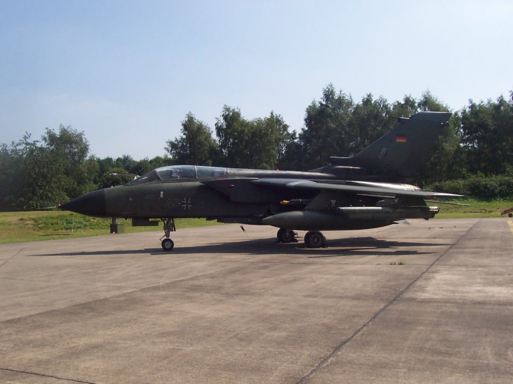 Panavia Pa-200 Tornado IDS - 45+21 - Jagdbombergeschwader 33

aufgenommen am 12. August 2007 whrend des Tag der offenen Tr in der Luftwaffen-Kaserne Kln-Wahn